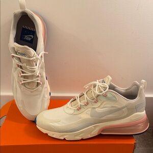 Nike Men’s Air270 Cream and Pink Sneakers with blue accents. New w/o box!